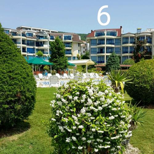 Dārzs pie naktsmītnes Riviera Complex 6