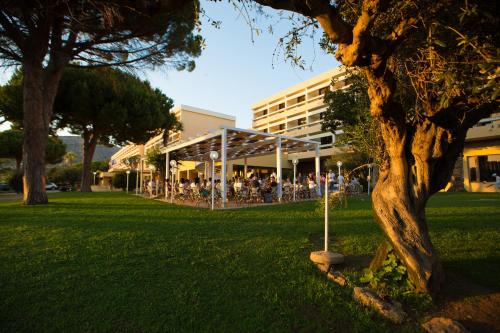 un gruppo di persone seduti fuori da un edificio di MClub Lipari a Sciacca