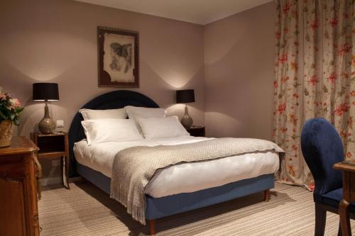 Un pat sau paturi într-o cameră la Hôtel de Londres