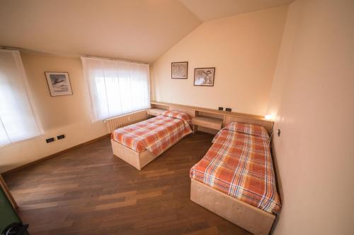 Säng eller sängar i ett rum på Appartamenti Pirovano Bormio
