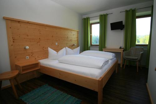 A bed or beds in a room at Landgasthof Auerschmiede