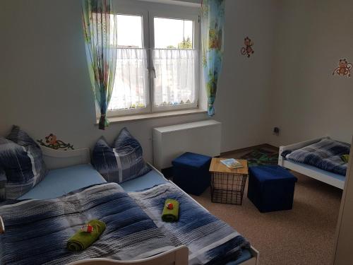 Ένα ή περισσότερα κρεβάτια σε δωμάτιο στο Maisonette Geiseltal