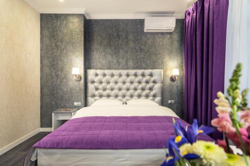 Кровать или кровати в номере Status Apartments