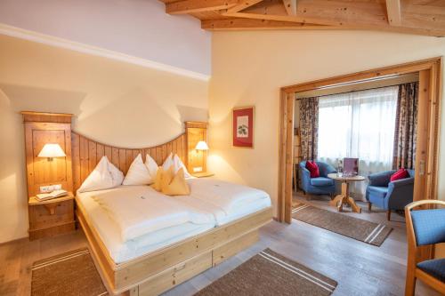 a bedroom with a large bed in a room at Hotel Tirolerhof in Flachau