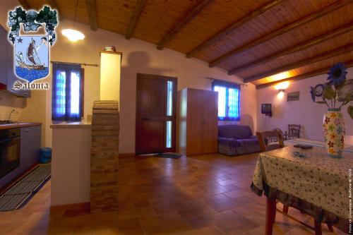 a large living room with a table and a kitchen at Alle Riserve Vendicari in Casa Maccari