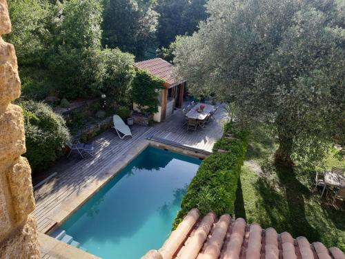 uma vista superior de uma piscina num jardim em Villa Bonheur Vallespir em Céret