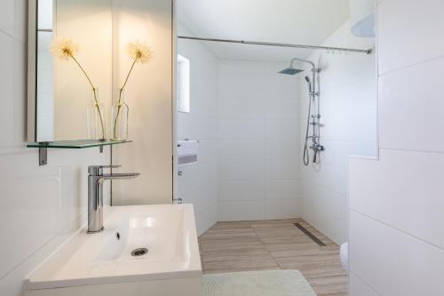 Φωτογραφία από το άλμπουμ του APARTMENT LanaTea ***SEA VIEW*** σε Rtina