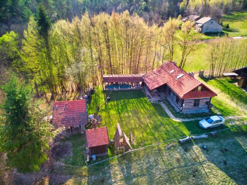 uma vista aérea de uma casa com um quintal em Gospodarstwo Agroturystyczne "Paryja" em Ołpiny