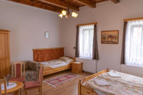 sypialnia z 2 łóżkami i stołem w obiekcie Kápolna Vendégház w mieście Kerkáskápolna