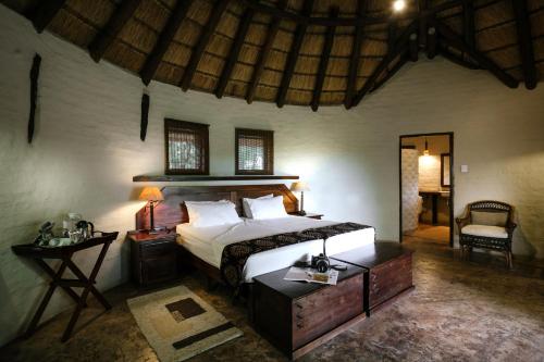 Кровать или кровати в номере Mopane Bush Lodge