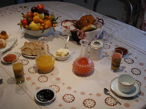 einen Tisch mit einem Teller Essen und einer Schale Obst in der Unterkunft Chambre d'hôte Mont Ventoux in Aramon