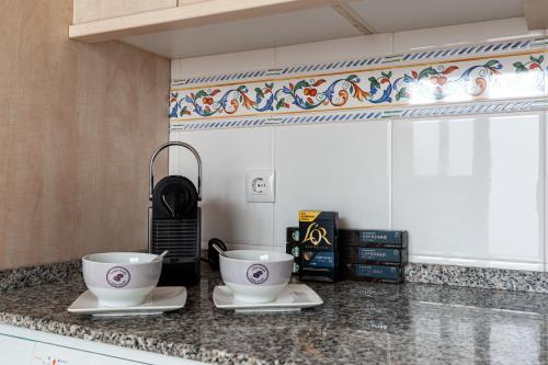 een keuken met twee kommen op een aanrecht bij Casa Jaime in Vejer de la Frontera