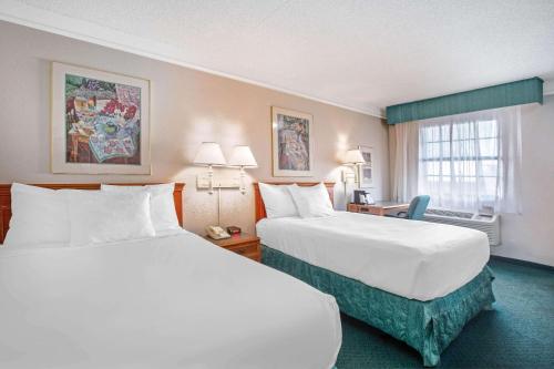 een hotelkamer met 2 bedden en een raam bij La Quinta Inn by Wyndham Reno in Reno