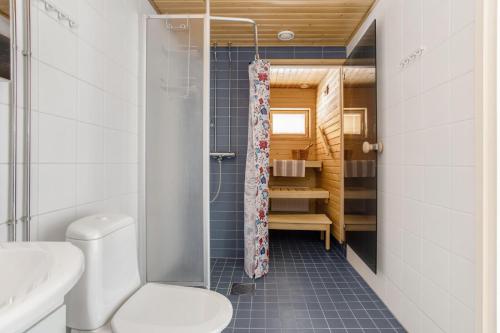 Un baño de Kotimaailma Apartments Lahti