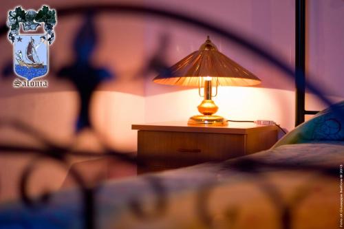 a small lamp on a table next to a bed at Alle Riserve Vendicari in Casa Maccari