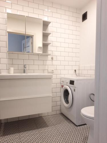 uma casa de banho branca com uma máquina de lavar roupa e um WC em Excellent Rest 2 rooms em Klaipėda