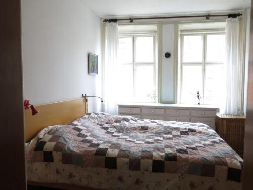 - une chambre avec un lit doté d'une couette dans l'établissement ApartmentInCopenhagen Apartment 980, à Copenhague