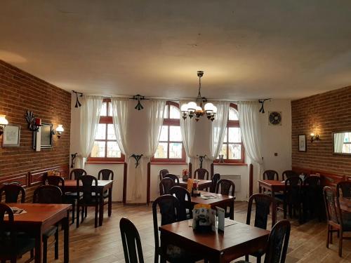 Foto dalla galleria di Penzion - Restaurant U Zámku a Bečov nad Teplou