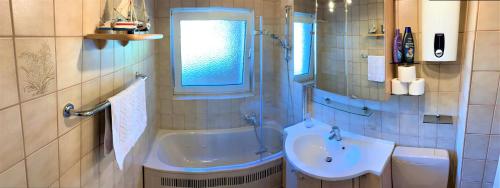 Waldems的住宿－Dokazien，浴室配有盥洗盆和浴缸。