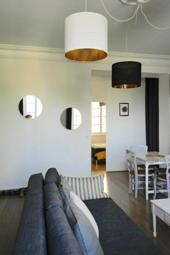 un salon avec un canapé et une table dans l'établissement Une Nuit au Soleil, à Bayeux