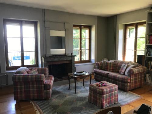 a living room with two couches and a fireplace at Lac et Mont-Blanc in Nyon