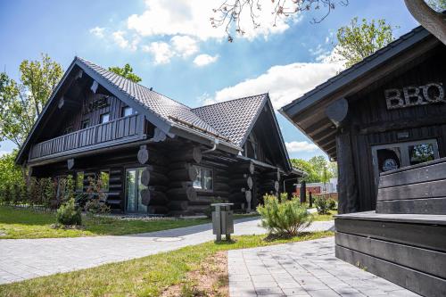 a log house with a gambrel roof at Timberjacks Kassel Motel in Kassel