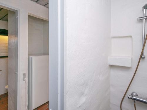 Ένα μπάνιο στο 6 person holiday home in Brovst