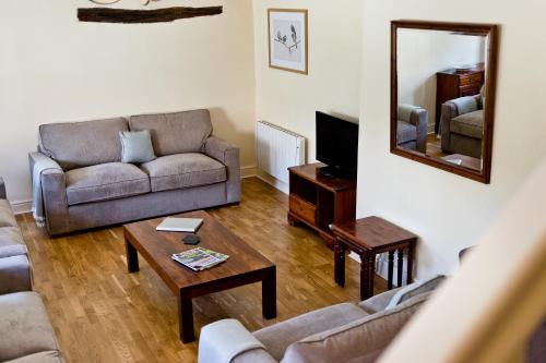TV a/nebo společenská místnost v ubytování Knockerdown Cottages