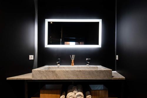 a bathroom with a large sink with a window at Le Loft de La Tour Pinte in Carcassonne