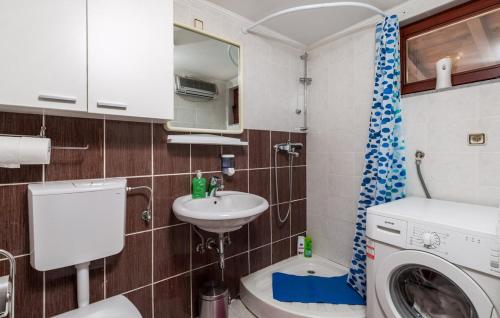 ein Badezimmer mit einer Waschmaschine und einem Waschbecken in der Unterkunft Paradise Lost Plitvice in Rakovica