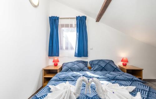 zwei Personen, die in einem Schlafzimmer auf einem Bett liegen in der Unterkunft Paradise Lost Plitvice in Rakovica