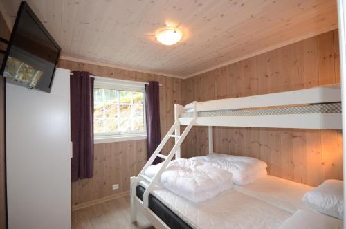 Tempat tidur susun dalam kamar di Fagernes Camping