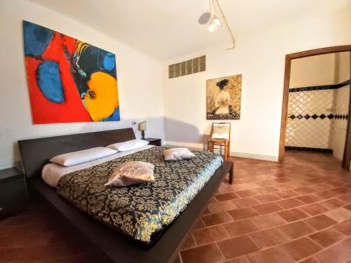 MontisiにあるVilla S.Annaのベッドルーム1室(ベッド1台付)が備わります。壁には絵画が飾られています。