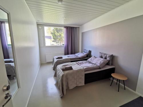 um quarto com 2 camas e uma janela em Apartment Niittykatu em Raahe