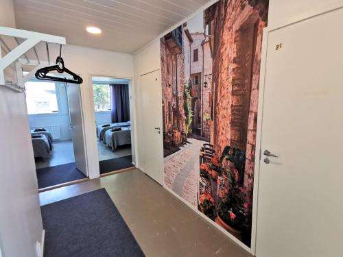 um quarto com um corredor com uma parede de tijolos em Apartment Niittykatu em Raahe