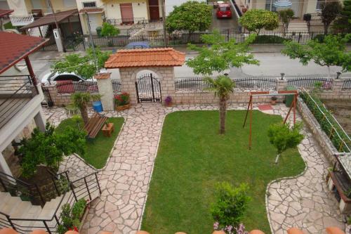 Κήπος έξω από το Simos Apartments