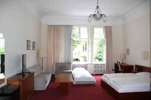 Кровать или кровати в номере Kurfürst am Kurfürstendamm