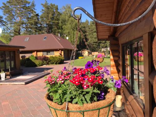 The gorgeous log house, that brings out the smile!にある庭