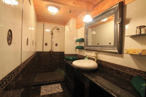 Ванная комната в The gorgeous log house, that brings out the smile!