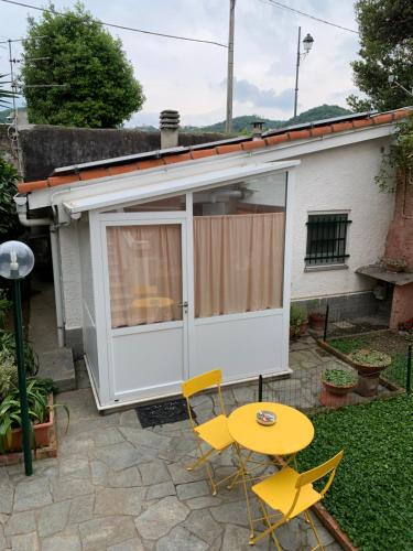 una casa pequeña con una mesa y sillas en un patio en Resort Dependance di Villa Rosa Maria, en Savona