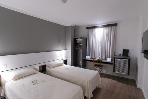 En eller flere senge i et værelse på Uniclass Hotel Pinheiros