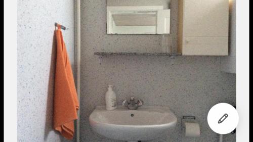 a bathroom with a sink and a mirror at Bed & Bath tæt på Nationalpark Vadehavet in Ribe