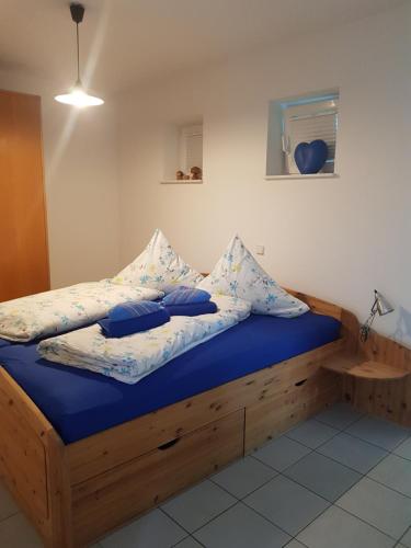 Un pat sau paturi într-o cameră la Ferienwohnung Kästle