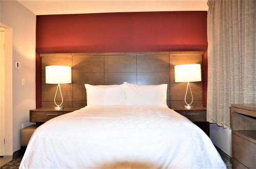 Ένα ή περισσότερα κρεβάτια σε δωμάτιο στο Staybridge Suites - Orenco Station, an IHG Hotel