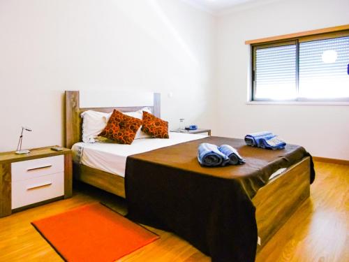 una camera da letto con un letto e un tavolo con asciugamani di Fuseta by VAGO a Fuzeta