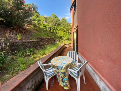una mesa y 2 sillas sentadas en un balcón en Appartamento Maraschino, en Levanto