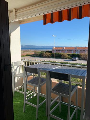 T2 Hyeres La Bergerie vue mer 50 M de la plage