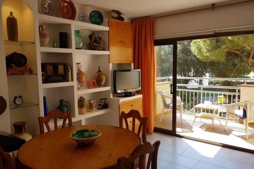 APARTAMENTO JUNTO AL MAR CON JARDIN COMUNITARIO Y PARKING