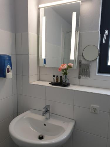 Bilik mandi di Andromachi Apartments