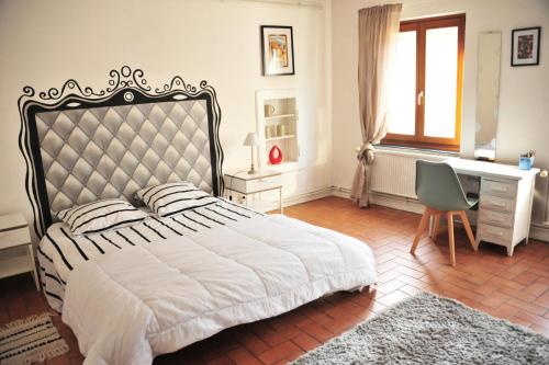 Ένα ή περισσότερα κρεβάτια σε δωμάτιο στο Logement au calme F2